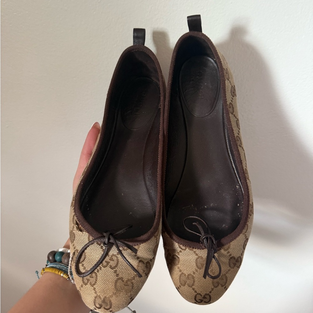 Gucci Women's Tan and Brown Logo Flats